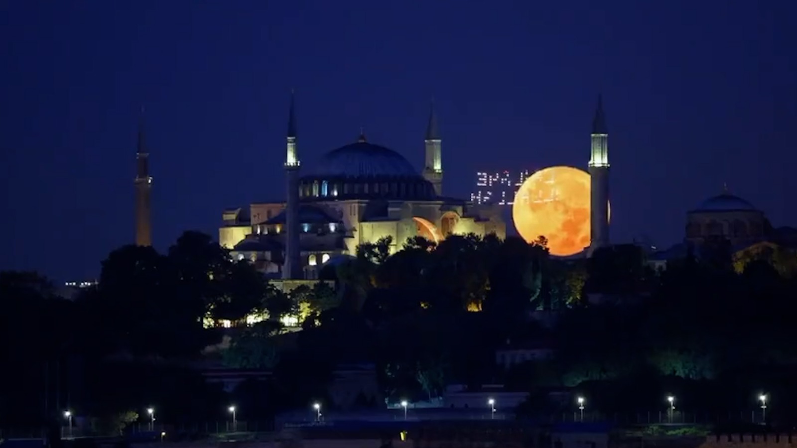 İstanbul'da Dolunay Manzarası