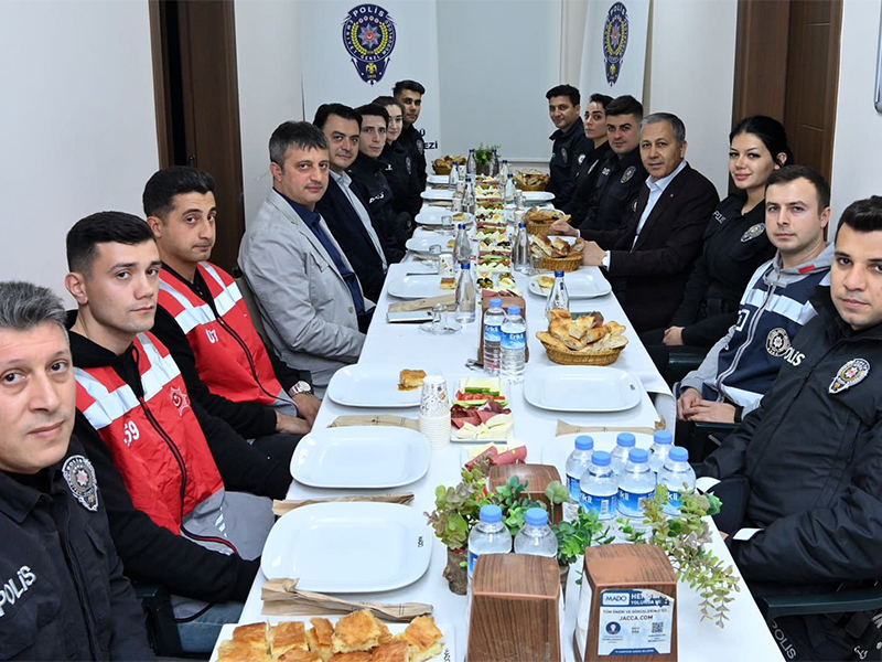 Vali Yerlikaya, Şenlikköy Polis Merkezi’ndeki Emniyet Güçleri İle Sahur Yaptı