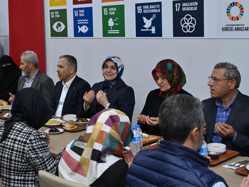 Vali Yerlikaya, İstanbul’da Misafir Edilen Depremzede Aileler ile Birlikte İftar Yaptı
