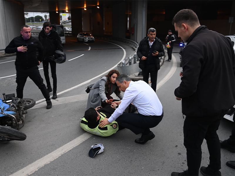 Vali Yerlikaya Motosiklet Kazasında Yaralanan Polis Memuruna Yardım Etti